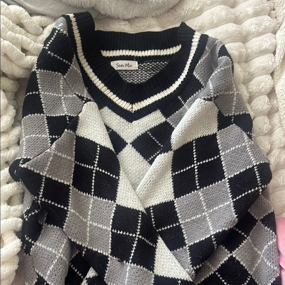 Women's Black and Gray Argyle Sweater